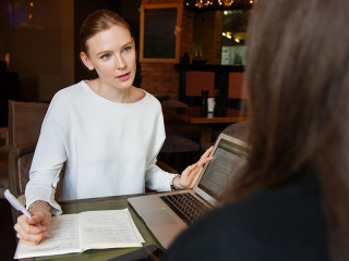 Frauen-Gespraech-Laptop-3560932-PB-nastya-gepp