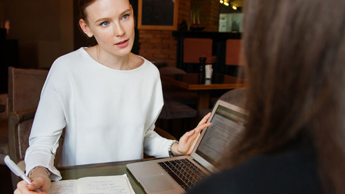 Frauen-Gespraech-Laptop-3560932-PB-nastya-gepp