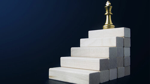 Schach-Koenig-auf-Treppe-170323734-FO-issaronow