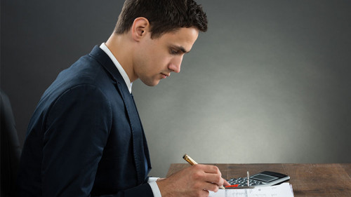 Anzugtraeger-Taschenrechner-Papier-96806741-FO-Andrey-Popov