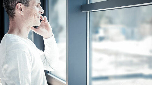 Mann-Telefon-Fenster-196312750-FO-zinkevych