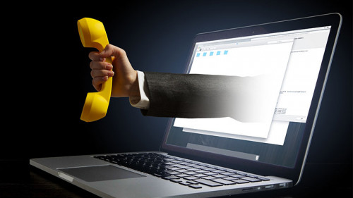 Hand-mit-Telefon-aus-Laptop-225822053-FO-Sergey-Nivens