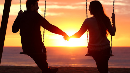 Paar-Schaukel-Sonnenuntergang-125640549-FO-Antonioguillem