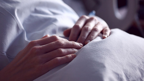Haende-Krankenbett-4054923-PB-SharonMcCutcheon
