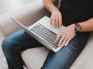 Mann-Laptop-Couch-2558216-PB-StockSnap