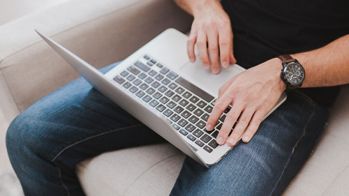 Mann-Laptop-Couch-2558216-PB-StockSnap