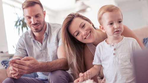 Familie-Laptop-Smartphone-180502752-FO-ivanko80