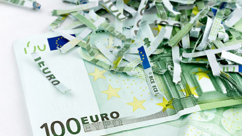 Geldscheine-Schnipsel-23112808-FO-Daniel-Schweinert