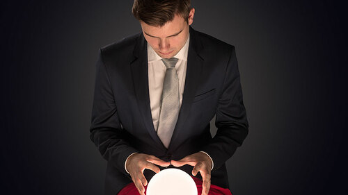 Anzugtraeger-Glaskugel-208552580-FO-ra2-studio