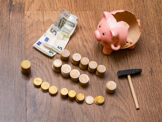 Sparschwein-Hammer-Geld-175930050-FO-Volha