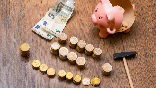 Sparschwein-Hammer-Geld-175930050-FO-Volha