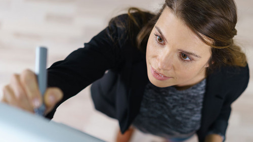 Frau-Whiteboard-105512208-FO-contrastwerkstatt