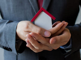 Anzugtraeger-haelt-Haus-128008940-FO-twinsterphoto