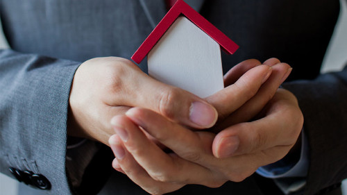 Anzugtraeger-haelt-Haus-128008940-FO-twinsterphoto