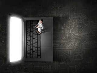 Anzugtraegerin-auf-Laptop-87463985-FO-Sergey-Nivens