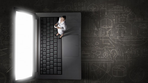 Anzugtraegerin-auf-Laptop-87463985-FO-Sergey-Nivens