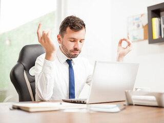 Anzugtraeger-meditiert-Laptop-111207306-FO-AntonioDiaz