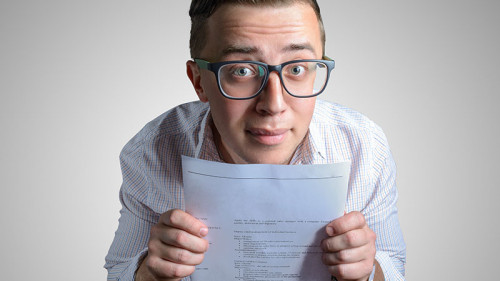 Junger-Mann-Papier-159214959-FO-mizinra