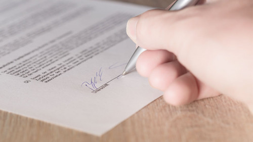 Frau-Hand-Unterschrift-1464917-PB-andibreit