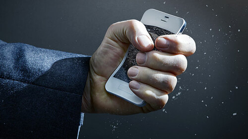 Hand-zerdrueckt-Smartphone-74440313-FO-dbunn
