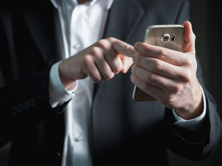 Anzugtraeger-Smartphone-2056030-PB-TeroVesalainen