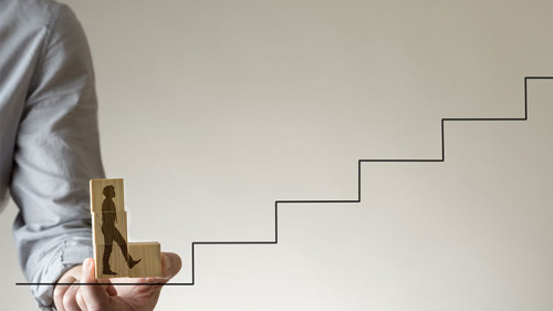 Anzugtraeger-Figur-Treppe145508832-FO-Gajus