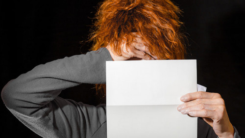 Frau-entsetzt-Brief-135726347-FO-Rainer-Fuhrmann