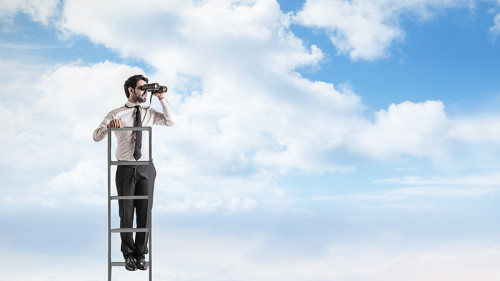 Anzugtraeger-Leiter-Fernglas-79585184-FO-olly