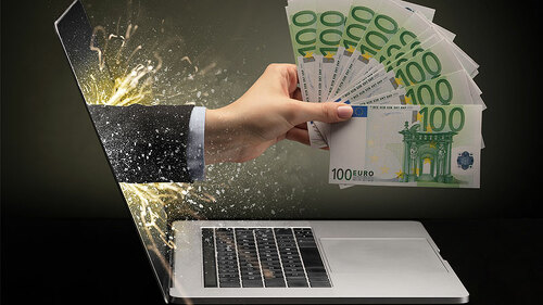 Hand-Geldscheine-aus-Laptop-206658349-FO-ra2-studio