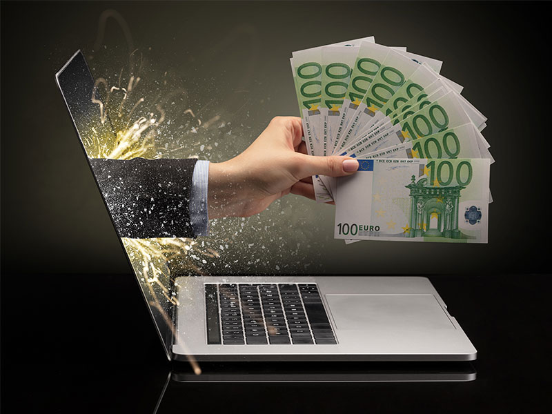 Hand-Geldscheine-aus-Laptop-206658349-FO-ra2-studio