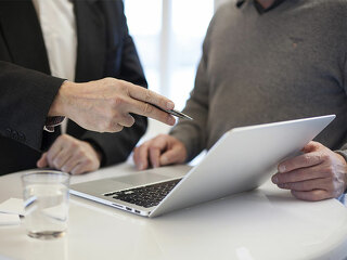 Anzugtraeger-laptop-Beratung-3031678-PB-bertholdbrodersen