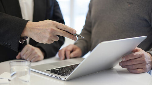 Anzugtraeger-laptop-Beratung-3031678-PB-bertholdbrodersen