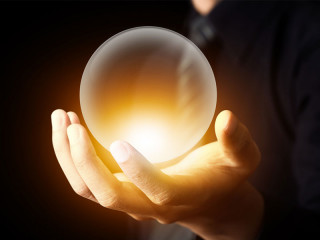 Anzugtraeger-Glaskugel-54137844-FO-Warakorn