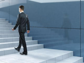 Anzugtraeger-auf-Treppe-146270347-FO-peshkov