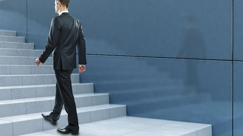 Anzugtraeger-auf-Treppe-146270347-FO-peshkov