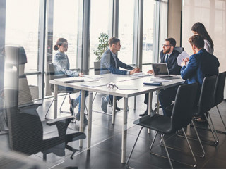 Anzugtraeger-Tisch-165278903-FO-alfa27