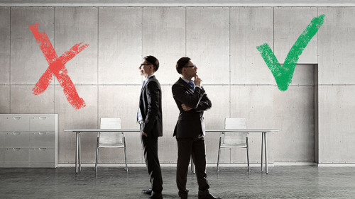 Anzugtraeger-Kreuz-Haekchen-171000448-FO-Sergey-Nivens