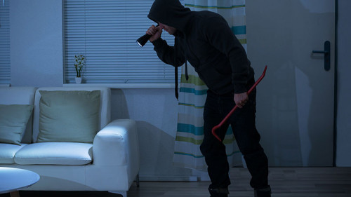 Einbrecher-Taschenlampe-Brecheisen-101349101-FO-Andrey-Popov