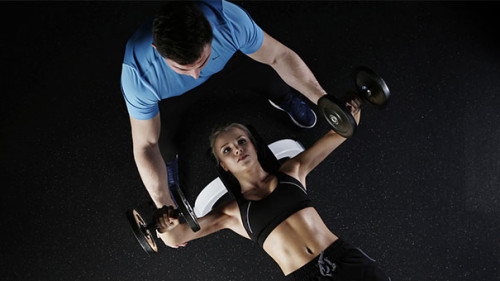 Trainer-Frau-Kurzhanteln-2260736-PB-5132824