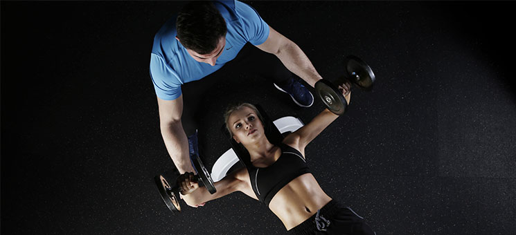 Trainer-Frau-Kurzhanteln-2260736-PB-5132824