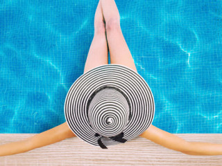 Frau-Pool-208236764-FO-alphaspirit