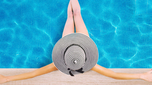 Frau-Pool-208236764-FO-alphaspirit