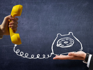 Anzugtraeger-Hoerer-gemaltes-Telefon-136931035-FO-Sergey-Nivens