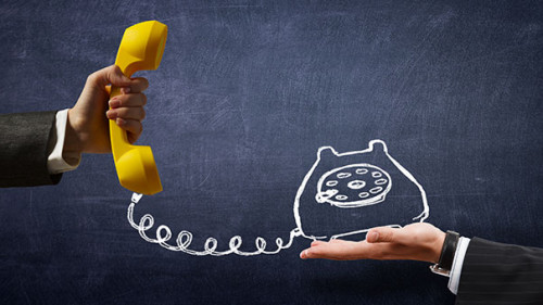 Anzugtraeger-Hoerer-gemaltes-Telefon-136931035-FO-Sergey-Nivens