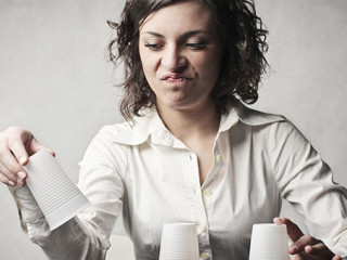 2019-08-13-Frau-mit-Bechern-40941602-FO-olly