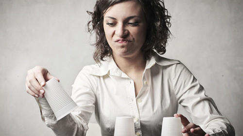 2019-08-13-Frau-mit-Bechern-40941602-FO-olly