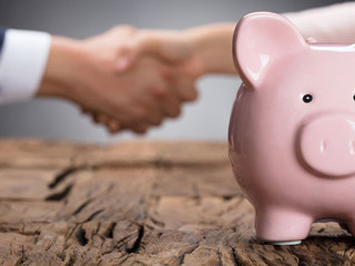 Handshake-Sparschwein-172902937-FO-Andrey-Popov