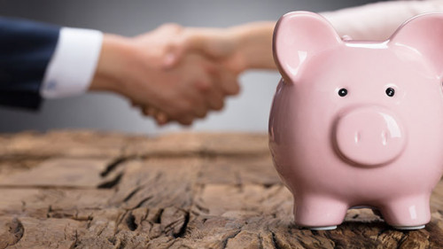 Handshake-Sparschwein-172902937-FO-Andrey-Popov