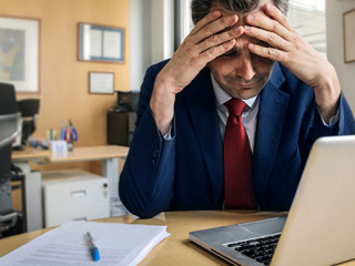 Anzugtraeger-deprimiert-Laptop-90893552-FO-olly