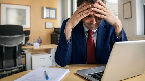 Anzugtraeger-deprimiert-Laptop-90893552-FO-olly